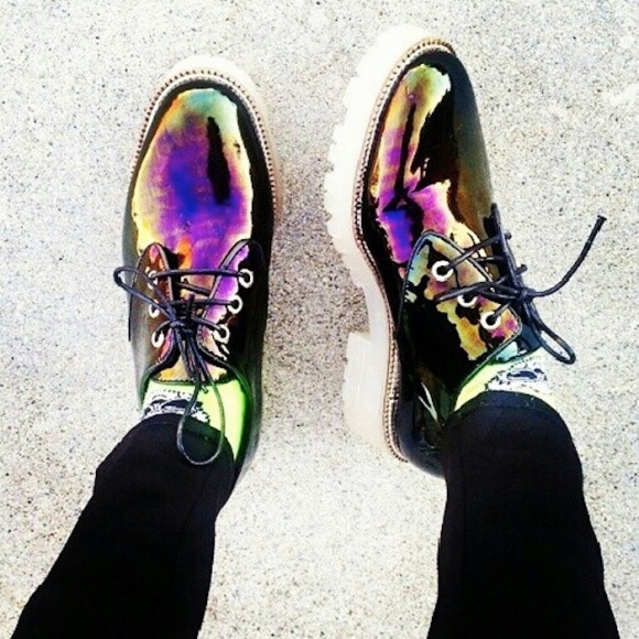 holographic-shoes-trend