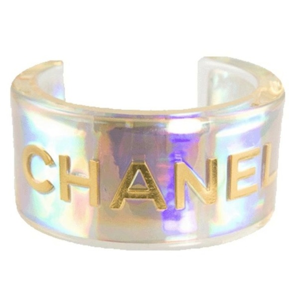 holographic-wristlet-chanel-trend